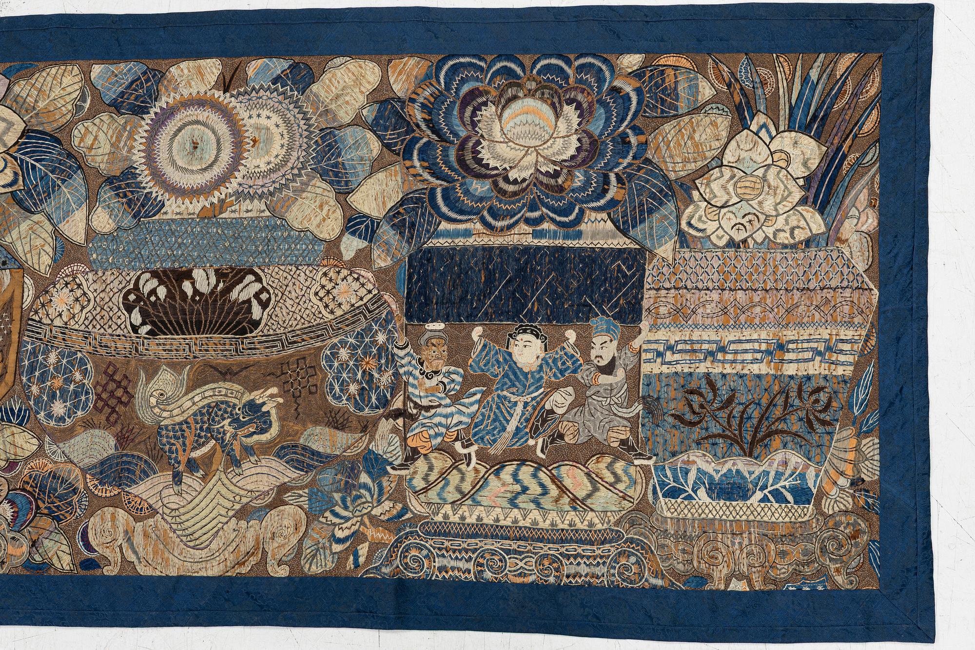 Antikt kinesiskt sidenbroderi, sen Qingdynasti, ca 300 x 88 cm.