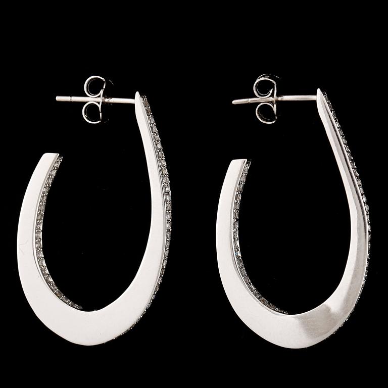 ÖRHÄNGEN, ett par, 14k vitguld med briljantslipade diamanter tot ca 1 ct. Total vikt ca 7,8 gram.