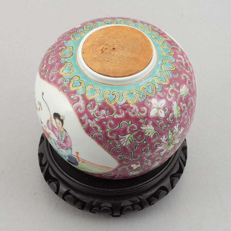 A set of four porcelain pieces, China, 19th/20th century.