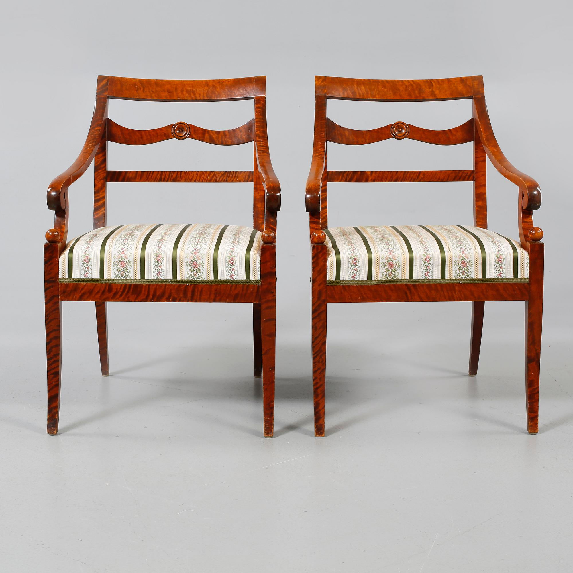 KARMSTOLAR, ett par samt STOLAR, 4 st, Karl Johan-stil, 1920/1930-tal.