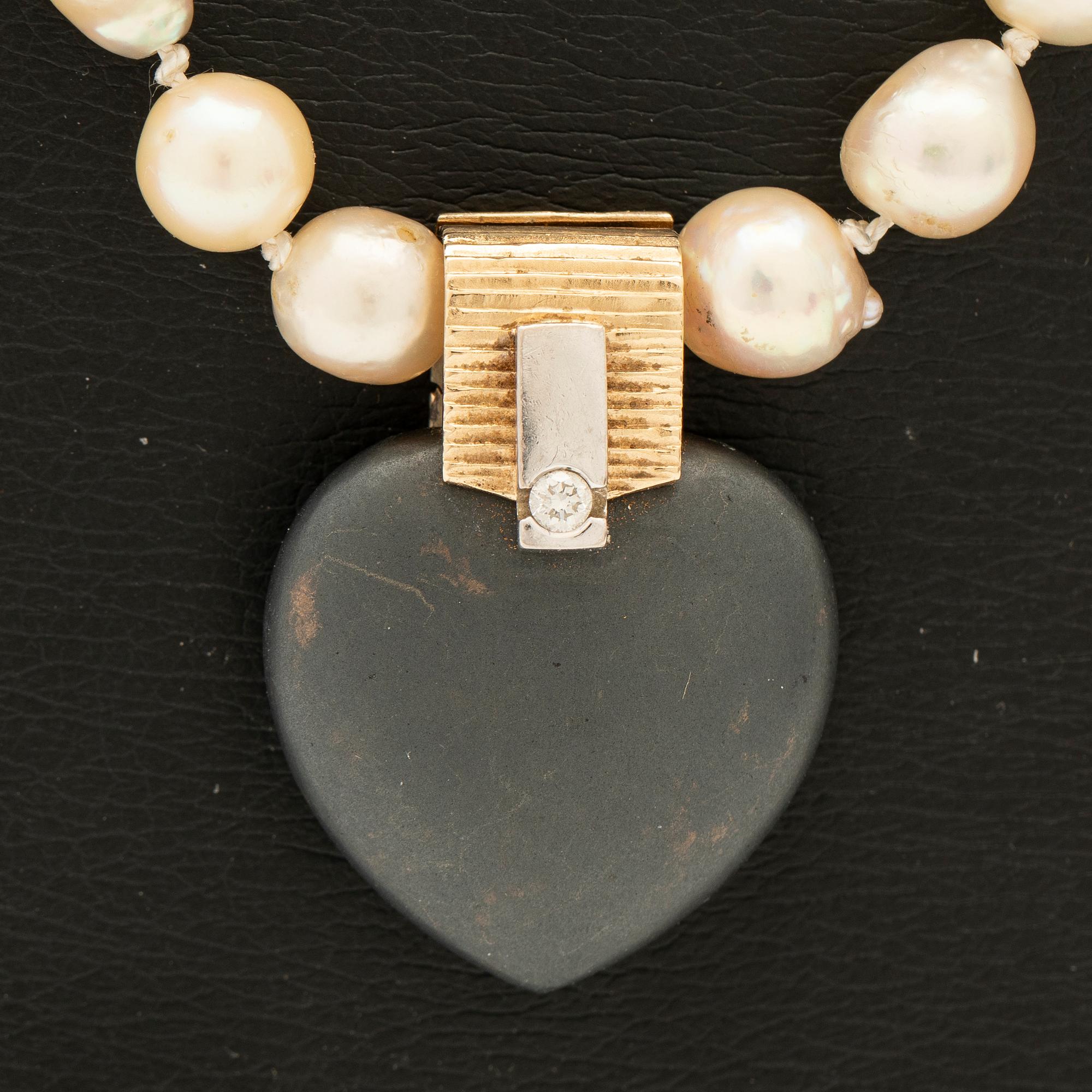 Ole Lynggaard, hänge, 14K guld med sten och diamant samt pärlcollier.