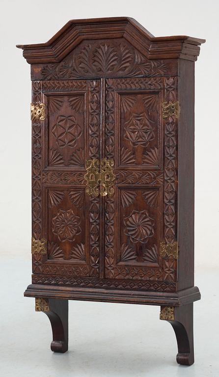 VÄGGSKÅP, barockstil, 1900-tal.