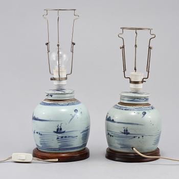 BORDSLAMPOR, 2 st snarlika, porslin, Kina, 1800-tal.