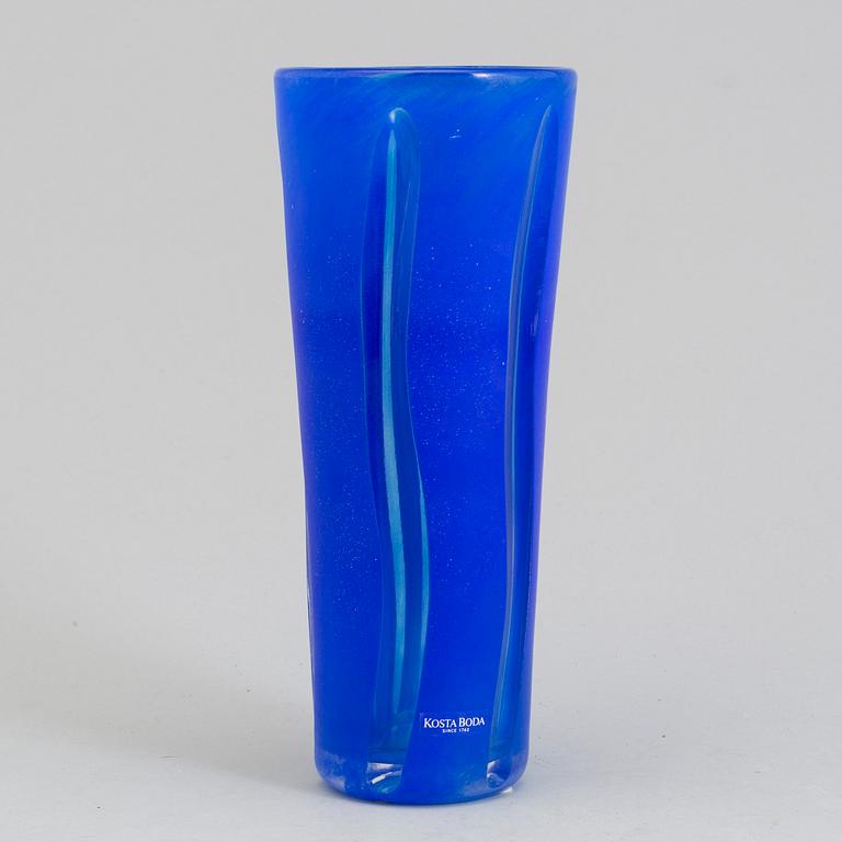 A glass vase by GÖRAN WÄRFF, signerad.