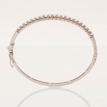 An 18K white gold bracelet set with round brilliant-cut diamonds.