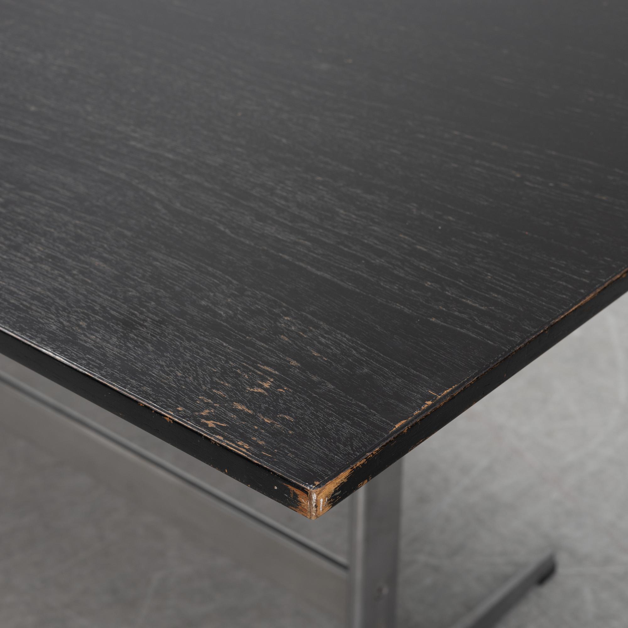 A Shaker table by Arne Jacobsen for Fritz Hansen, dated 1980.