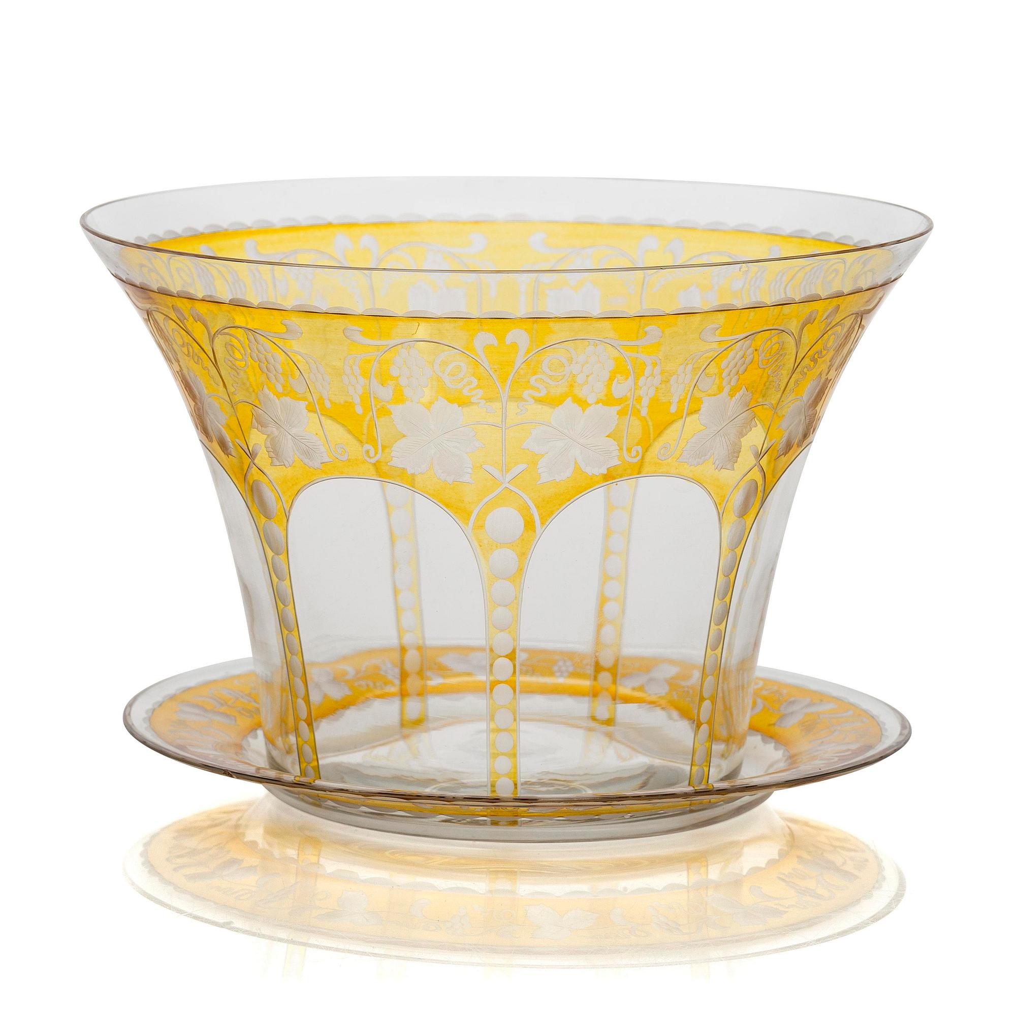 Eric O. W. Ehrström, an engraved glass bowl on a plate for Karhula Glassworks. Model designed in 1925.