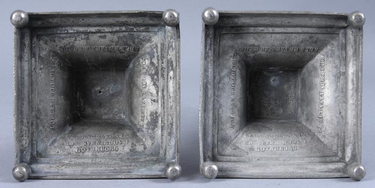 LJUSSTAKAR, ett par, tenn, 1798. Otydl mästarstämplar, troligen Vimmerby.