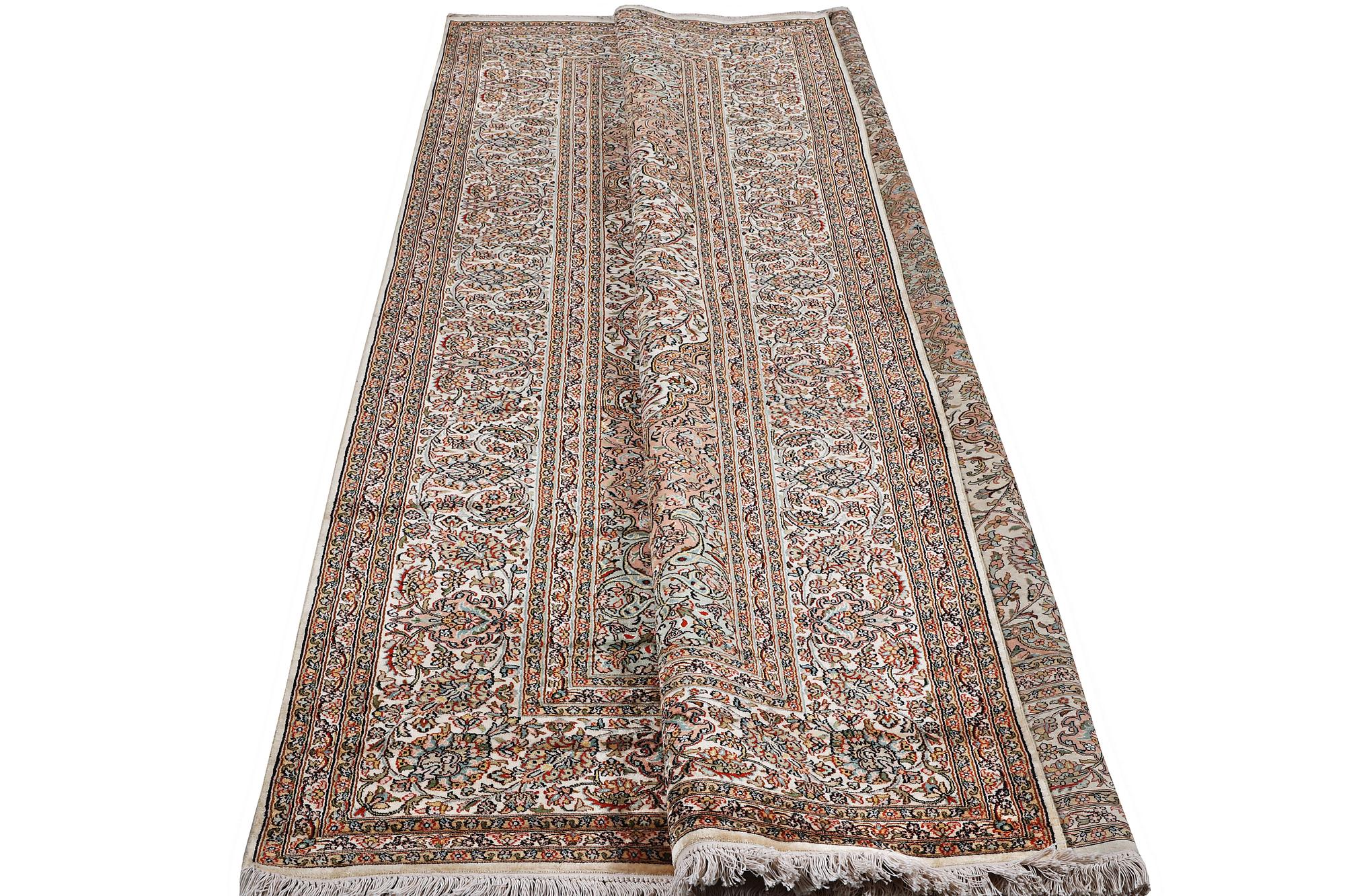 Matta, silke Kashmir, ca 303 x 216 cm.