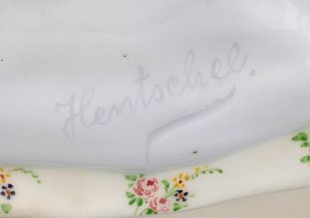 FIGURIN, porslin, goldscheider, Julius Konrad-Henschel (1872-1907), signerad i godset samt med stämplar undertill.