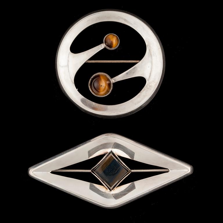 BROSCHER, 2 st, silver, tigeröga. Åbo. Vikt ca 14,1 g.