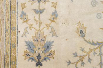 Rug, Eastern Europe, Smyrna pattern. 520 x 355 cm.