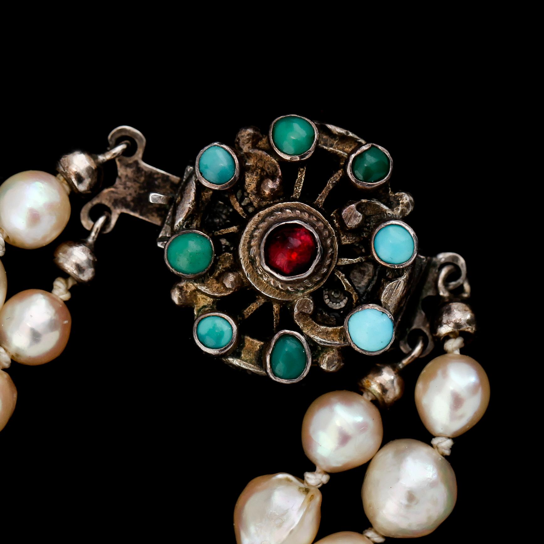COLLIER, odlade pärlor, lås i silver, 1900-talets mitt.