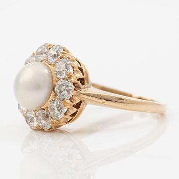 Ring, carmosémodell 18K guld med en odlad boutonpärla och gammalslipade diamanter.