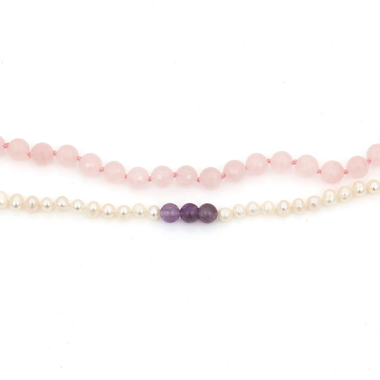 HALSBAND, 2 st, fasetterade rosa kvarts med silver lås samt sötvattenspärlor, turkoser, ametister och agat pärlor.