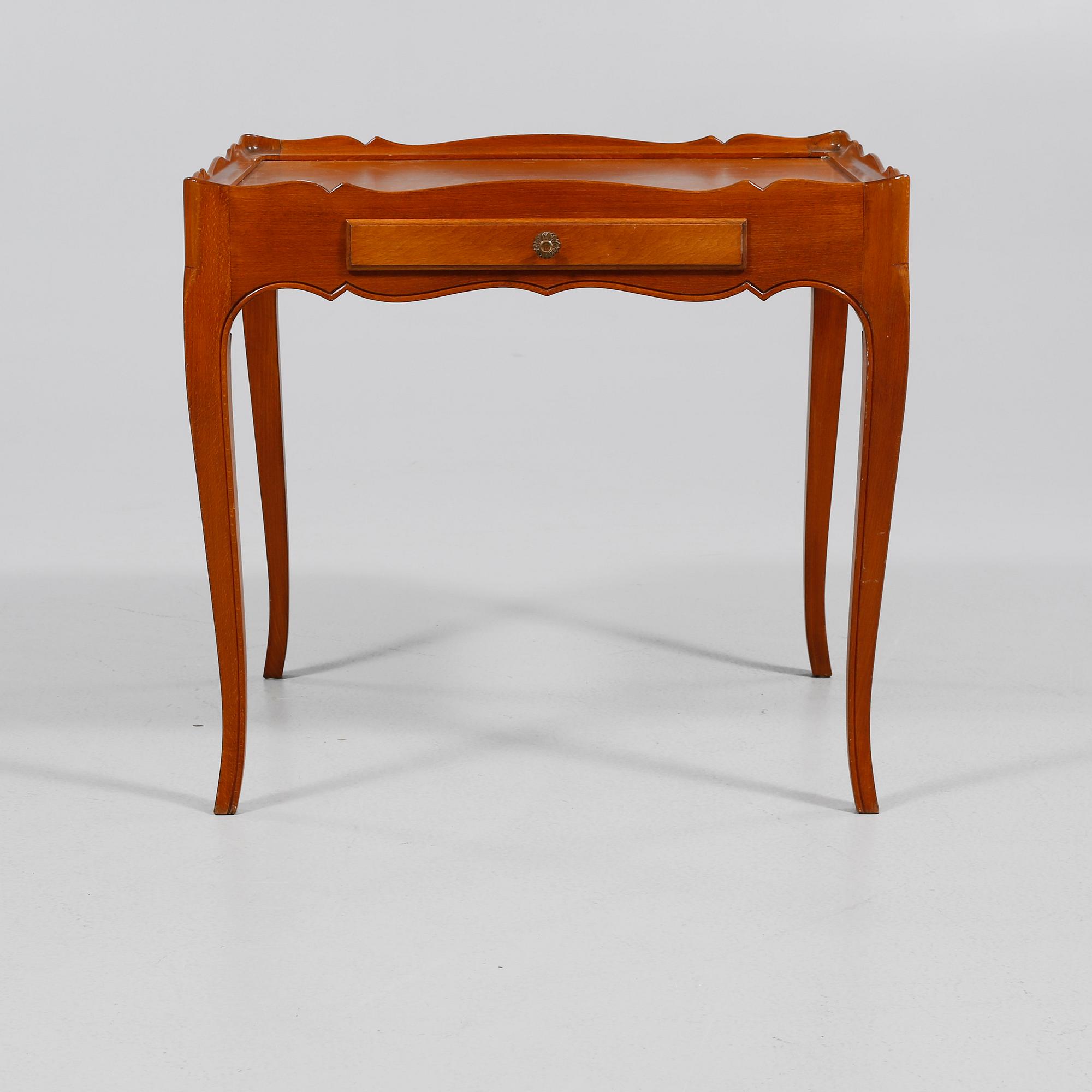 SIDOBORD, mahogny, 1900-talets andra hälft.