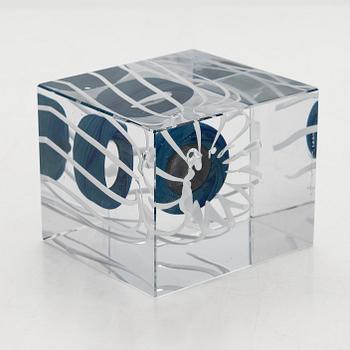 Oiva Toikka, årskub, signerad Oiva Toikka, Nuutajärvi 1990, numrerad 26/2000.