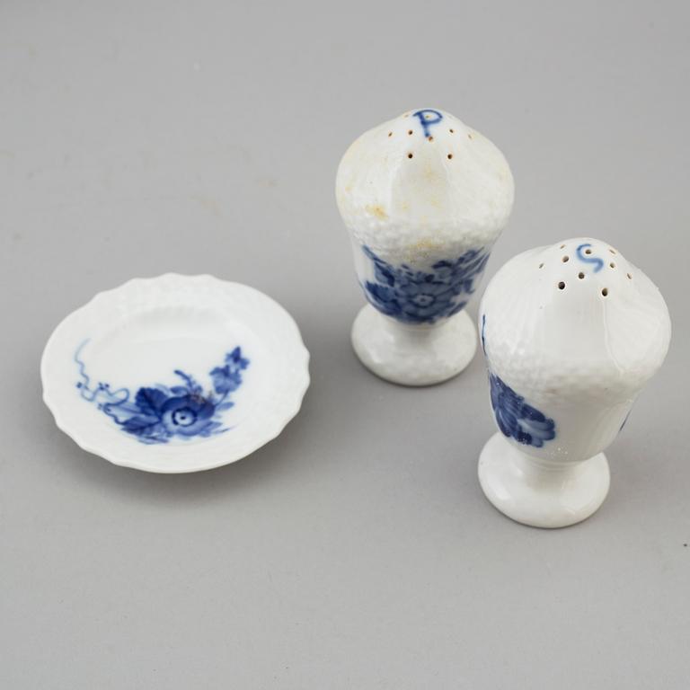 ROYAL COPENHAGEN, a 74 pcs dinner service.