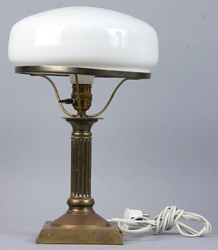 BORDSLAMPA, mässing och glas, 1900-tal.