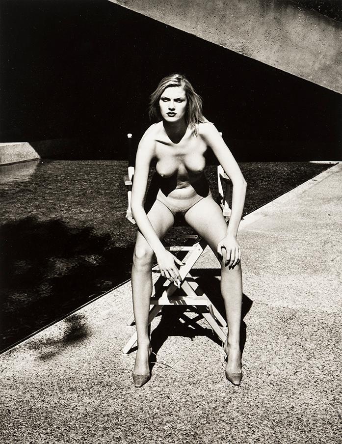 HELMUT NEWTON, gelatinsilverfotografi med copyrightstämpel a tergo, numrerad 206/500 a tergo.