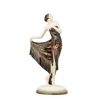 JOSEF LORENZL, figurin, "Spanischer Shawl", Goldscheider, modell 5822, Wien 1920-30-tal.