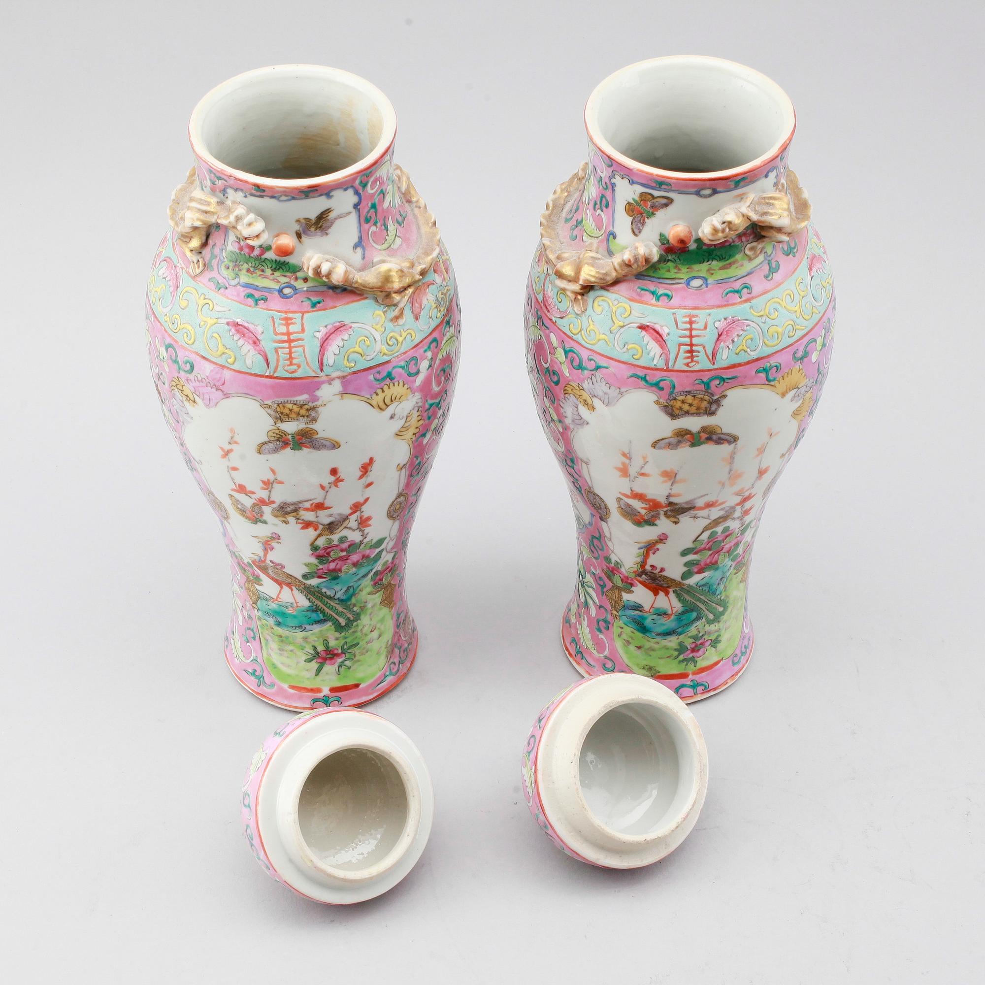 A PAIR OF VASES with lids, porcelain, China, late Qing, 19th century.