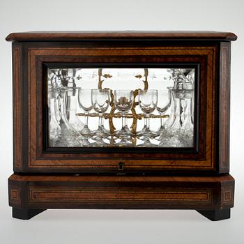 SCHATULL MED LIKÖRSERVIS, 4 karaffer och 10 starkvinsglas, ca 1900-tal.