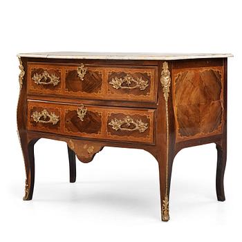 5. A French Louis XV 18th century commode.