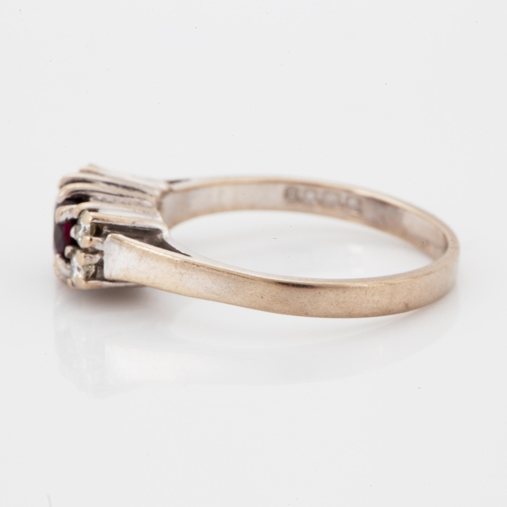 Ring med rubin och briljantslipade diamanter.