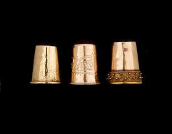 FINGERBORGAR, 3 st, guld 18K, bla Gustaf Dahlgren & Co i Malmö. Totalvikt ca 8 gram.