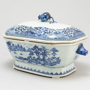 A blue and white tureen with cover, Qing dynasty, Qianlong (1736-95).