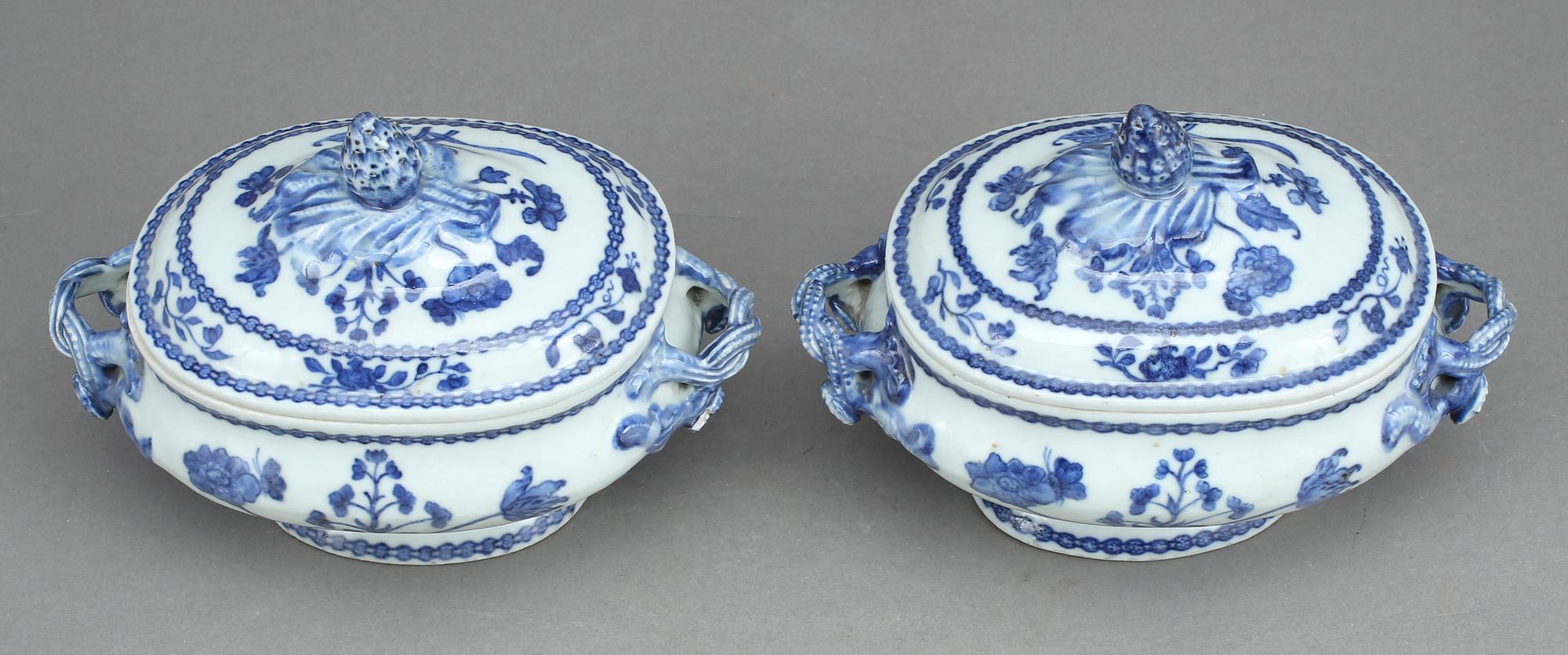 SMÖRTERRINER, ett par, porslin, Kina, Qingdynastin, (1736-1795).