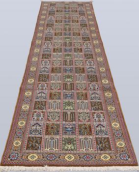 A Gohm runner, approx. 397 x 83 cm.