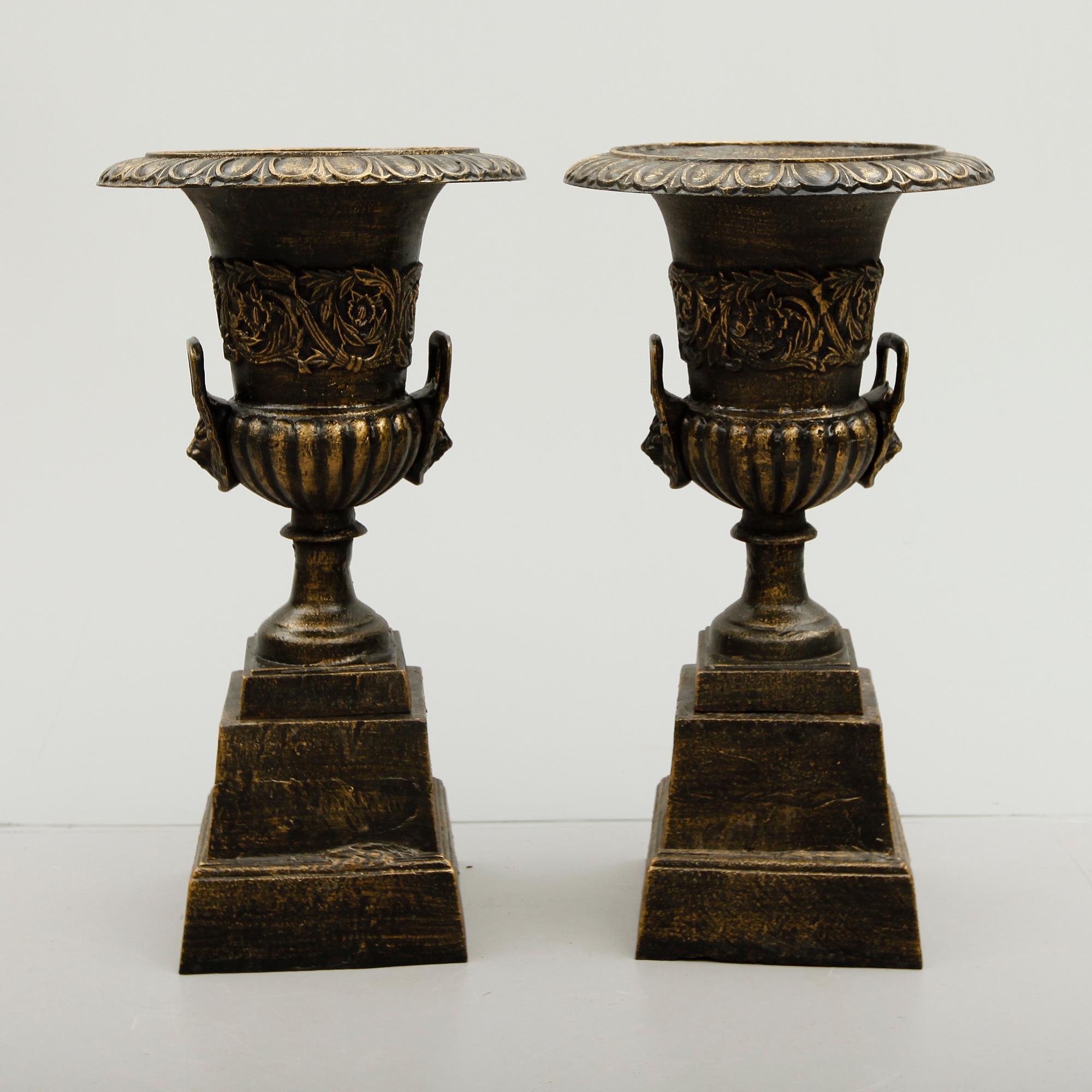 TRÄDGÅRDSURNOR MED PIEDESTALER,  1 par, 1900-/2000-tal.