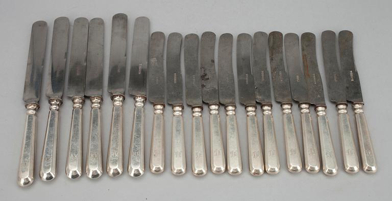 MATKNIVAR, 37 delar, silver, bl. a. modellen  Mussla, Helsingfors/Tavastehus 1900-talest första hälft.