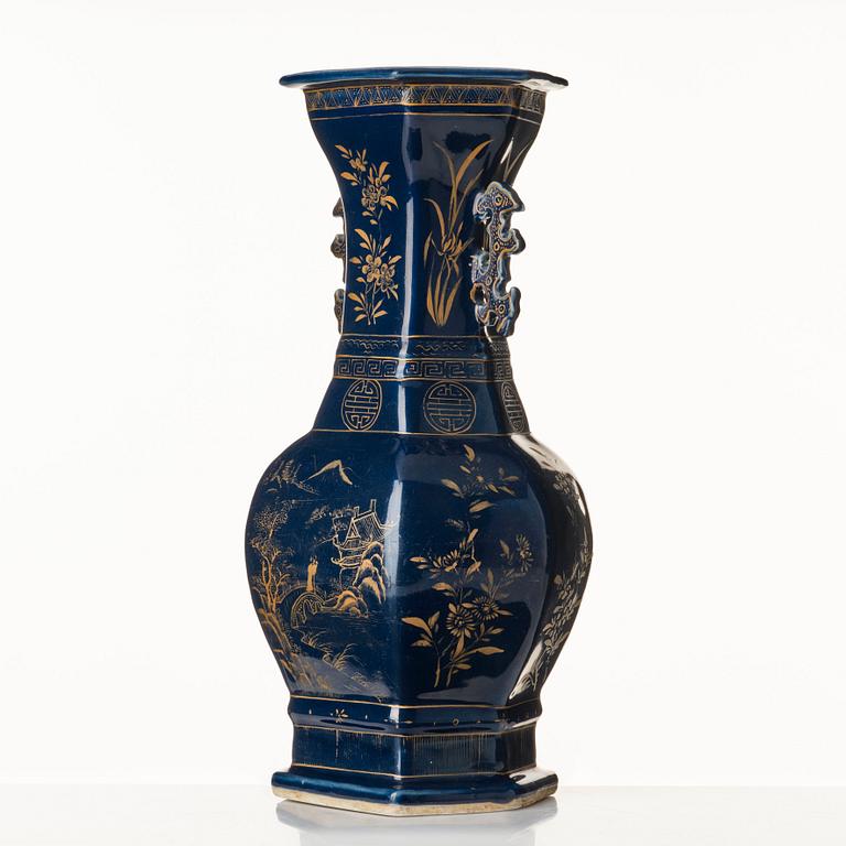 A blue vase, Qing dynasty, 19th Century.