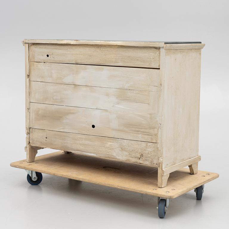 A chest of drawers, 19th century.