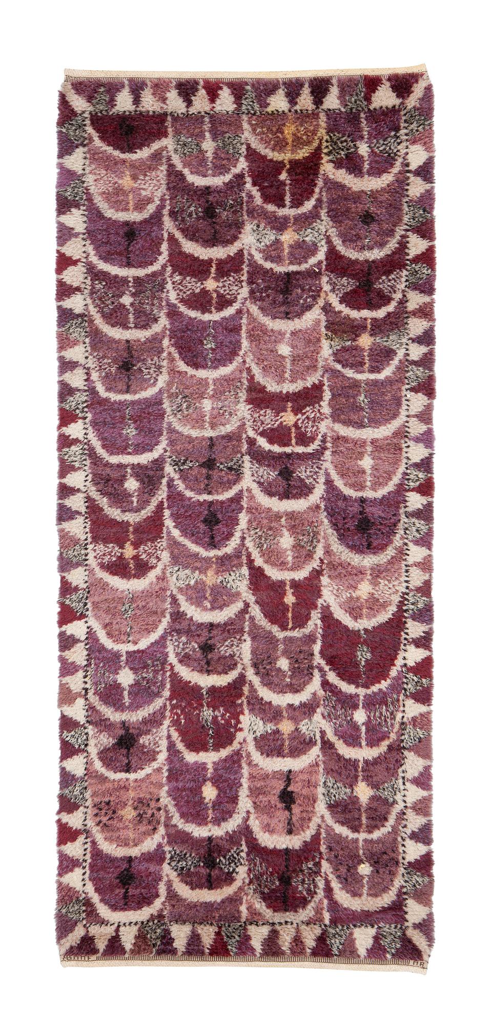 Marianne Richter, gallerimatta, "Fjädern, lila", rya, ca 280 x 122 cm. Signerad AB MMF MR.