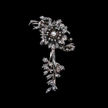 449. RINTANEULA, keskikivi vanhahiontainen timantti n. 0.35 ct. 118 pieniä ruusuhiottuja timantteja. Hopeaa ja 18K kultaa.