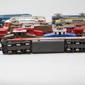 33 model locomotives by Lima, Italy, from the latter half of the 20th century.