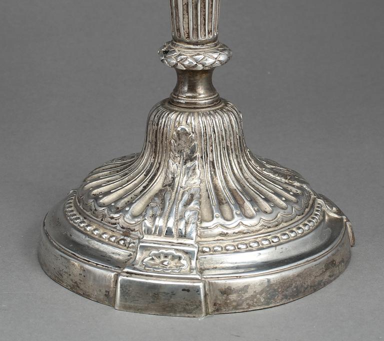 KANDELABRAR, ett par, försilvradmetall, Louis XVI, omkr år 1800.