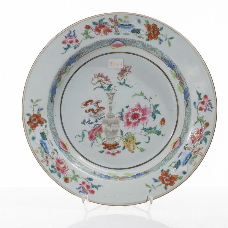 Tallrikar, fyra stycken, porslin, Kina, 1700-talets första hälft.