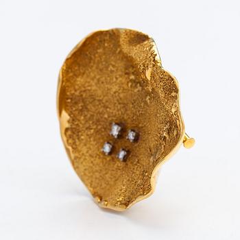 Lotta Orkomies, An 18K gold brooch with diamonds ca 0.21 ct in total. A. Tillander, Helsinki 1972.