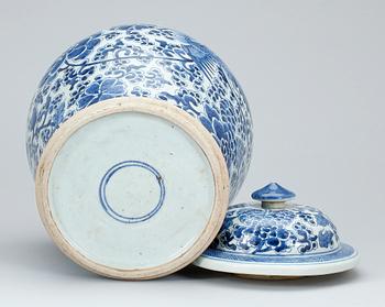 URNA med LOCK, porslin, Kina, Kangxi-stil, 1900-tal.