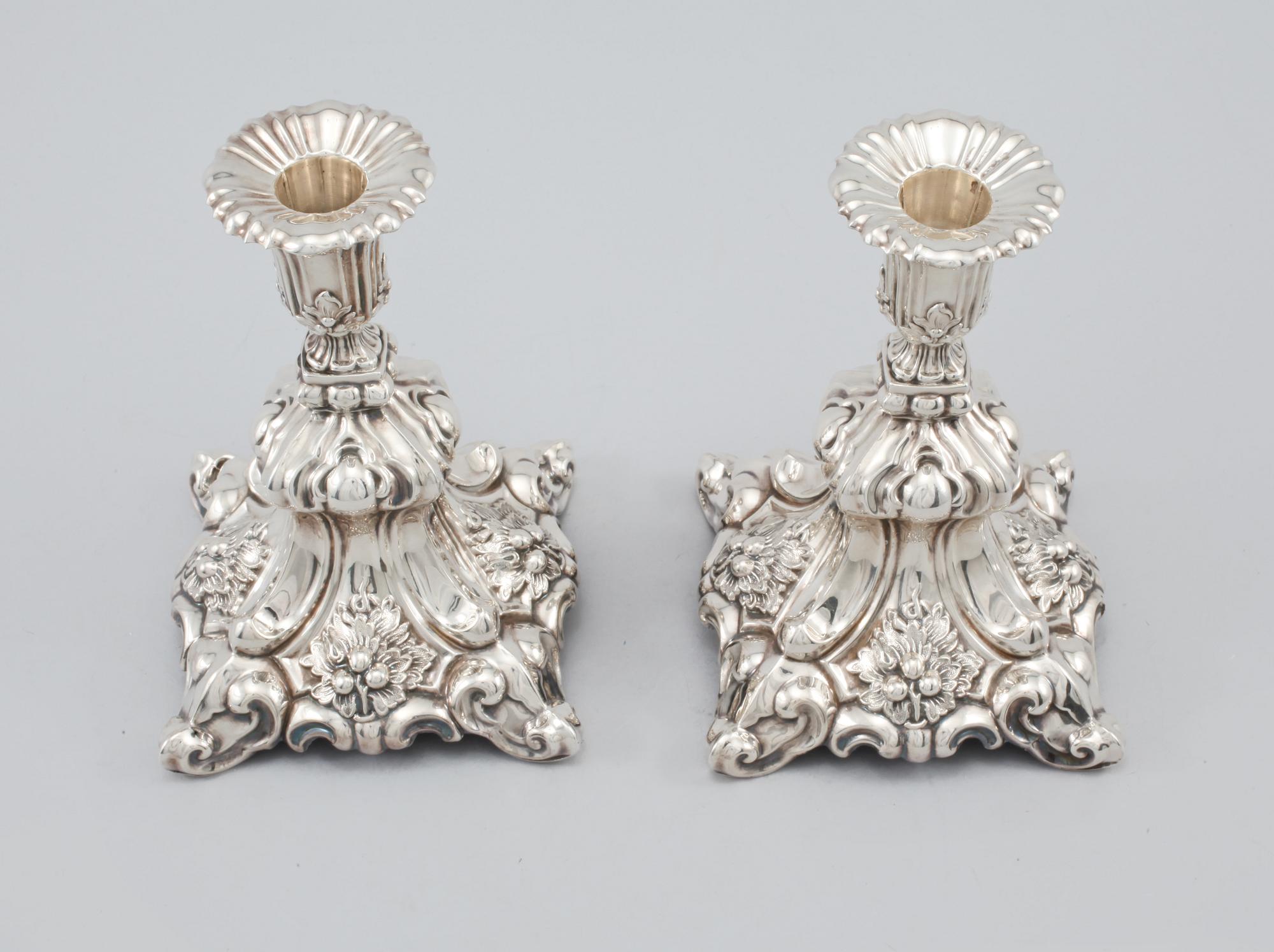 LJUSSTAKAR, ett par, silver, importstämplade, omkring 1900-talets mitt.