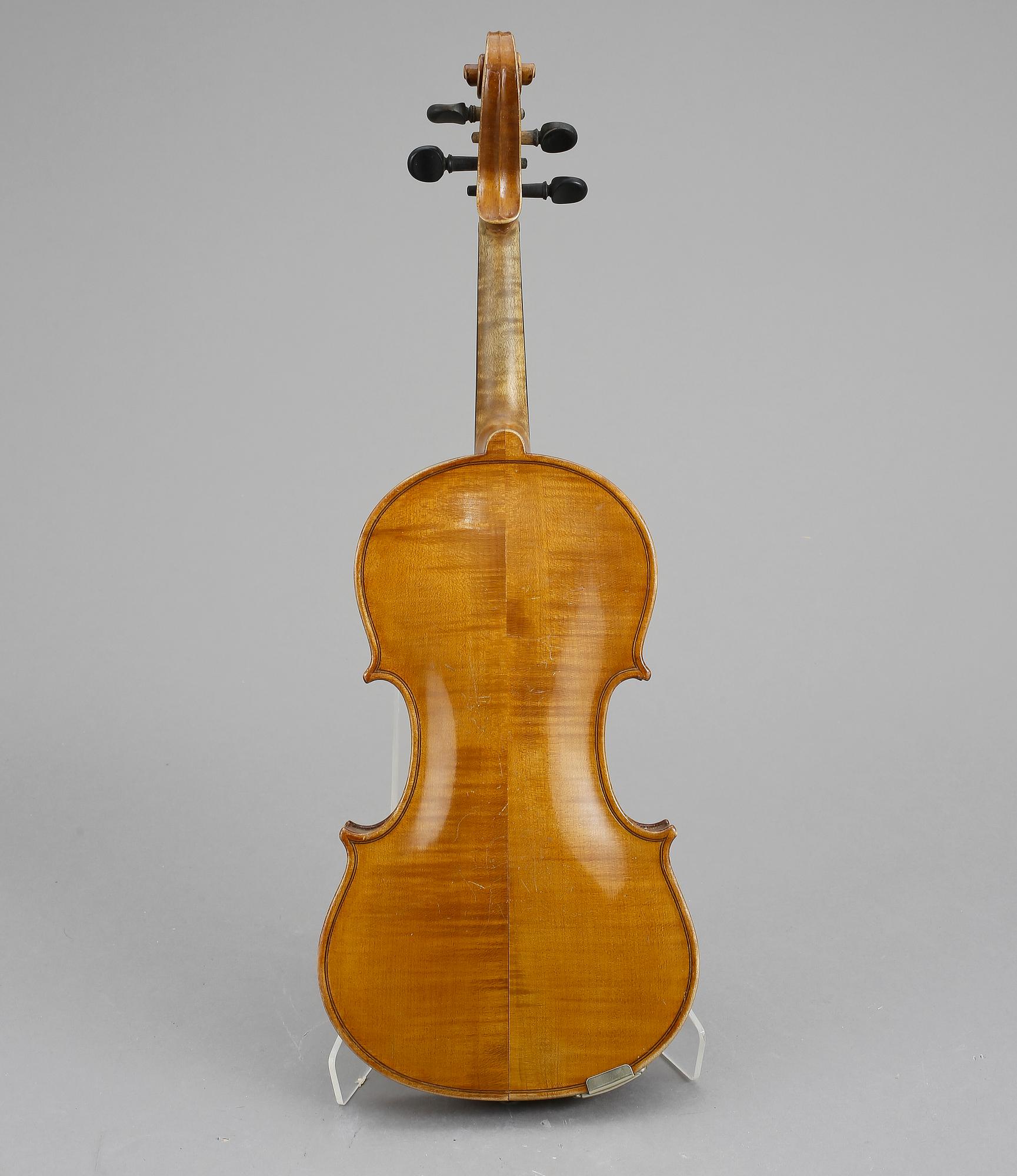 VIOLIN, etikettmärkt Rudolf Götz, Geigenbauer Wernitzgrün i.S fecit anno 1922.