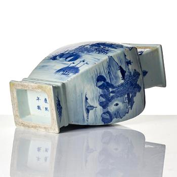 A blue and white 'landscape' vase, Qing dynasty, 19th century.