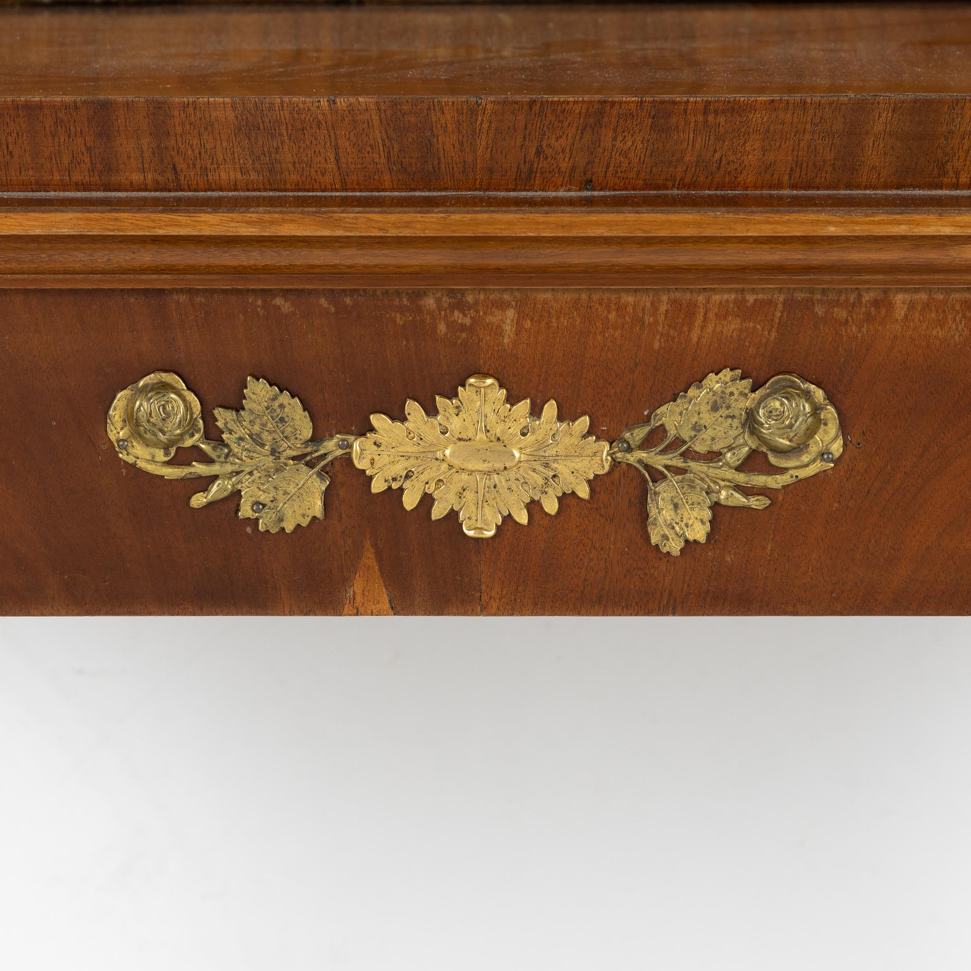 An Empire Mahogany Veneer Mirror and Console Table, first half of the 19th Century.