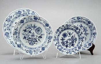 SERVISDELAR, 92 delar, porslin, "Lökmönstret", Meissen.