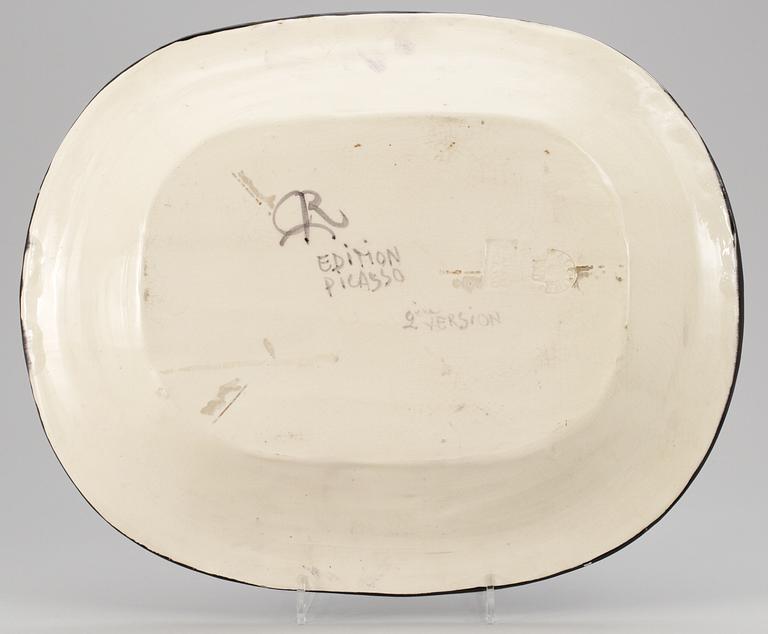 A Pablo Picasso dish, version of "Colombe sur lit de paille", 1949.